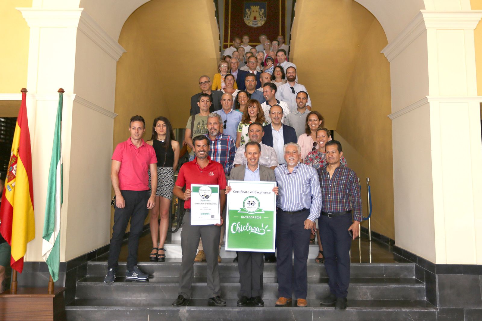 Foto de grupo de los galardonados con los ediles, ayer en la escalinata del Ayuntamiento.