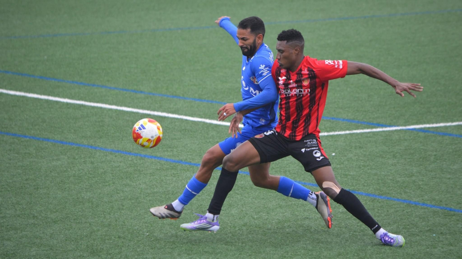 Carlos Ramírez pugna por el balón con Joao Paulo.