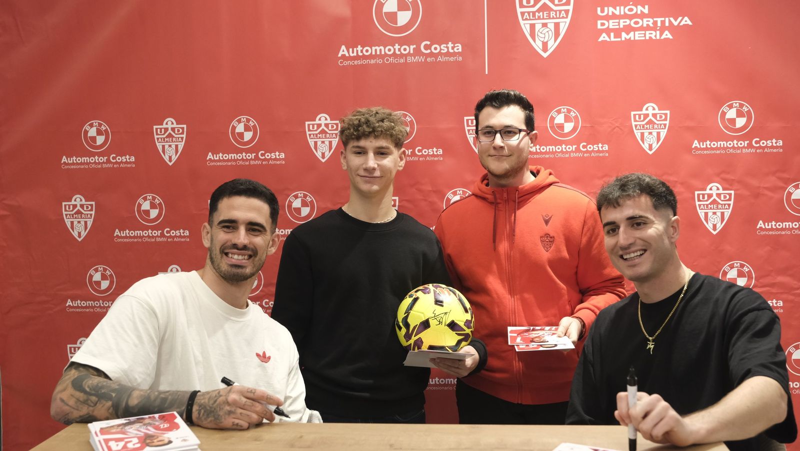 La firma de autógrafos de Jon Morcillo y Miguel de la Fuente en Automotor Costa BMW