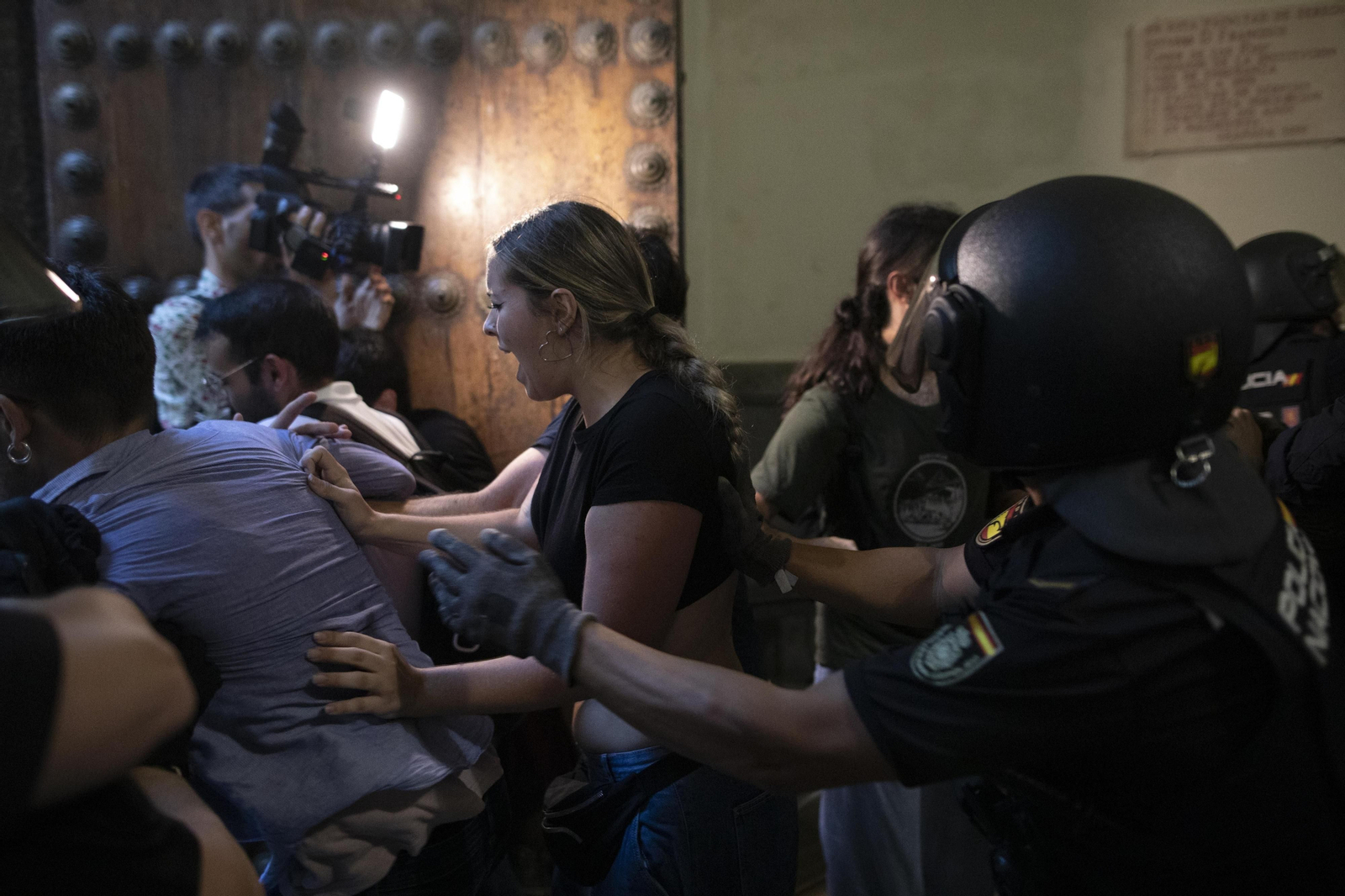 Altercados en la conferencia de Macarena Olona en Granada
