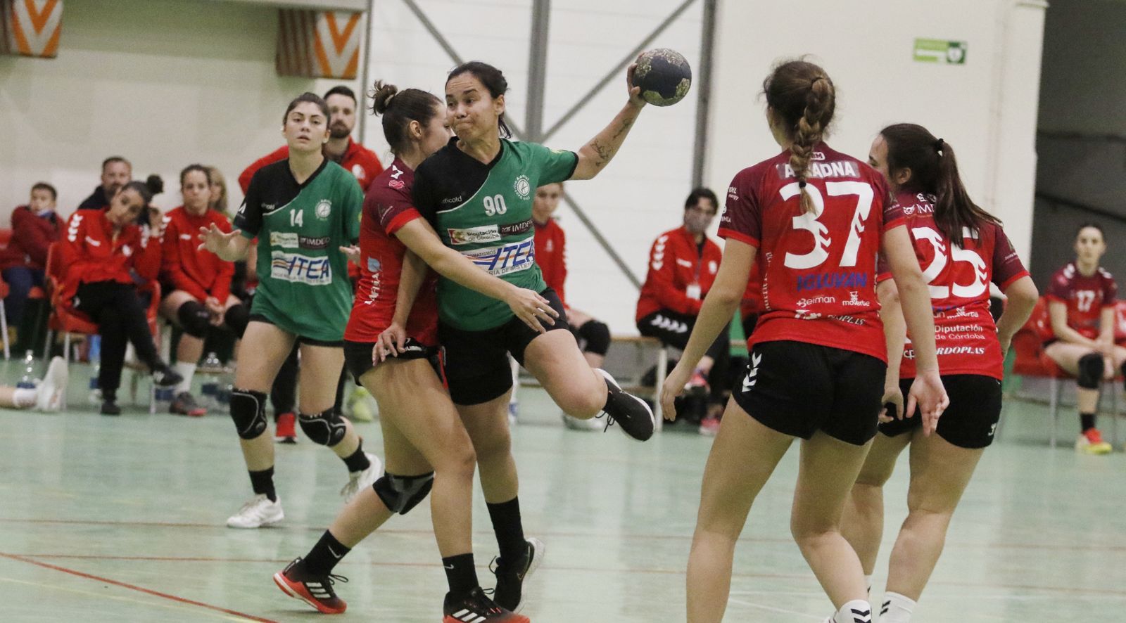 Pereira es presionada por varias jugadoras del Deza CBM.