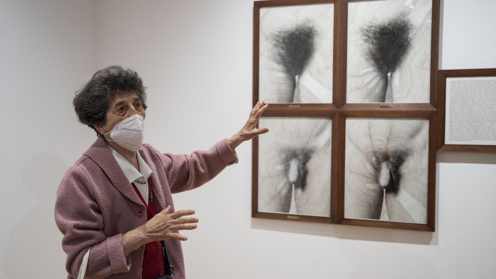 Esther Ferrer ante otras piezas de la exposición.