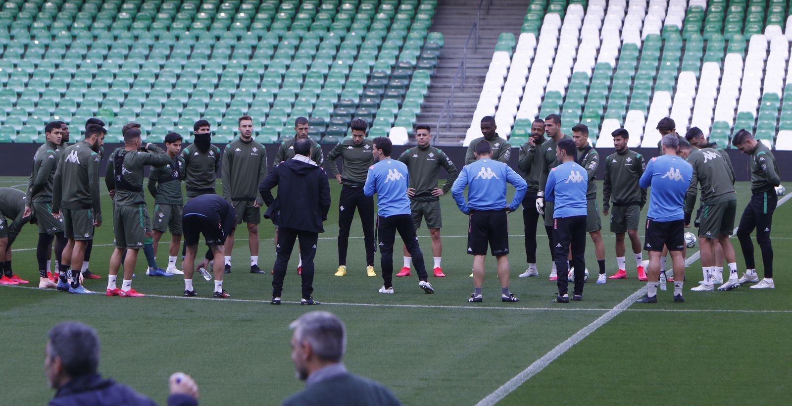 Rubi dialoga con sus jugadores en un entrenamiento.