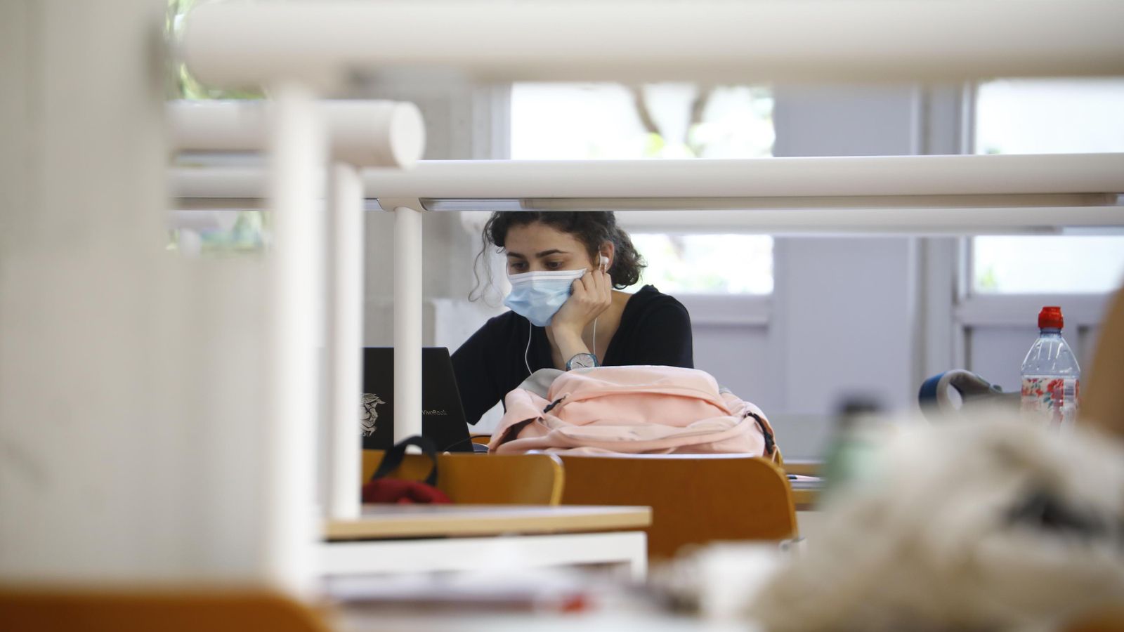 Una joven estudia en la sala del centro universitario de la plaza del Cardenal Salazar.