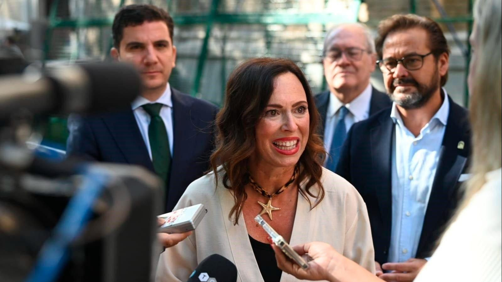 La consejera Rocío  Díaz atiende a los medios durante la visita a la Basílica de la Virgen de las Angustias, en presencia del delegado Antonio Granados