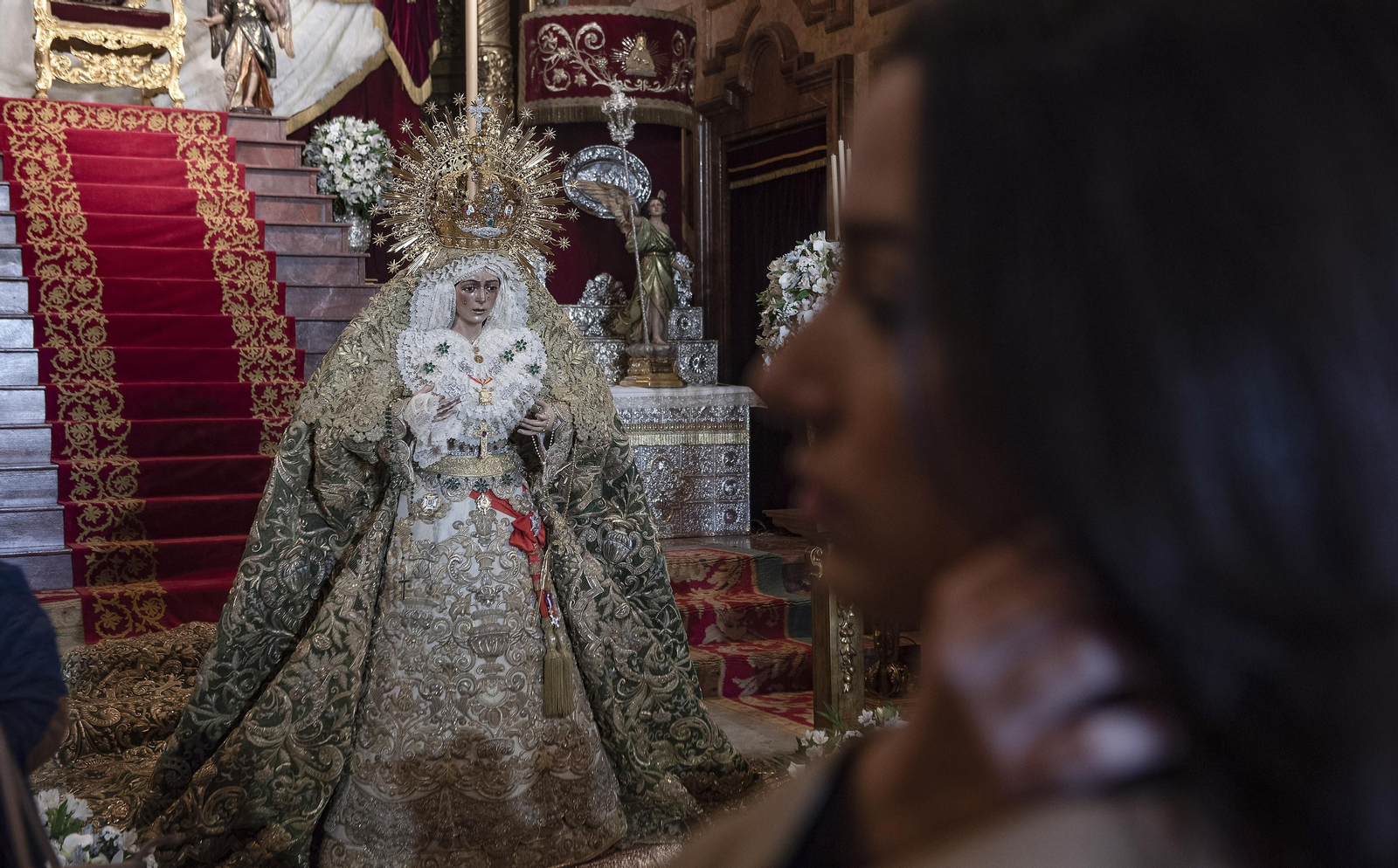 El besamanos de la Macarena, en imágenes