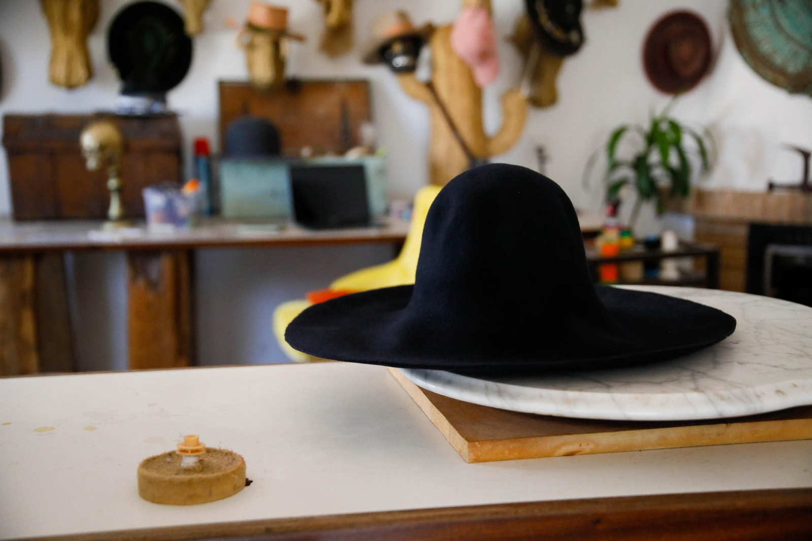 Imágenes del proceso creativo en sombreros de Alejandro Mateo