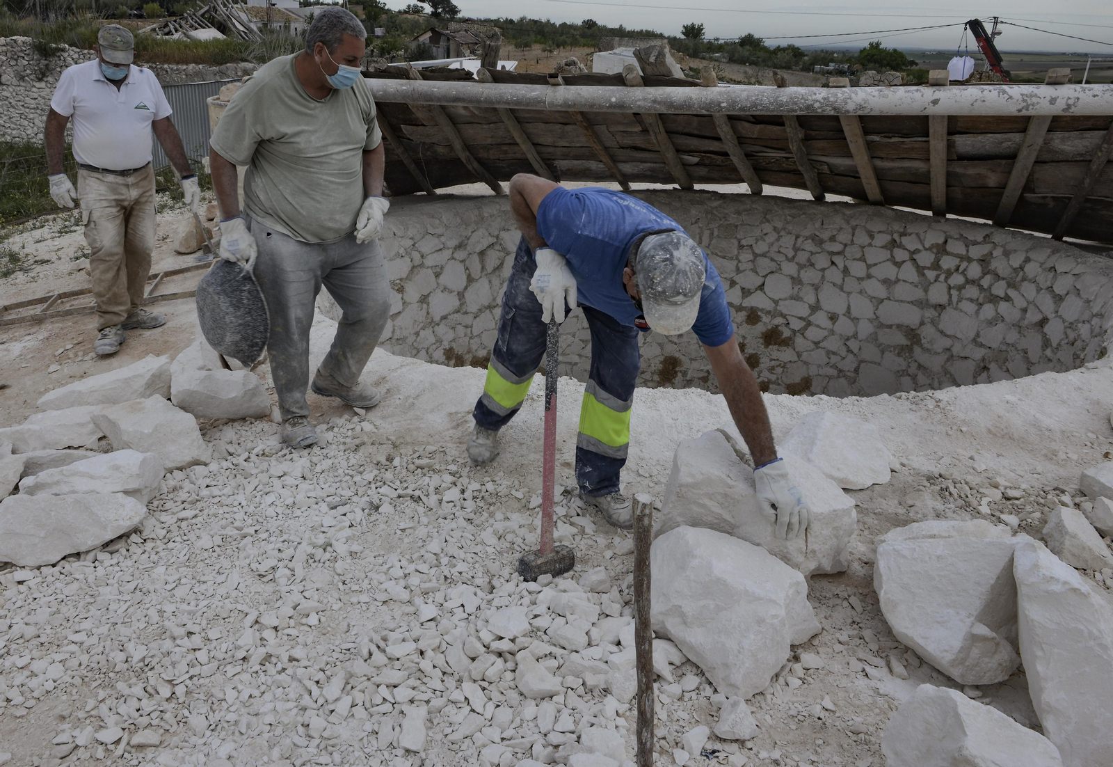 Así se fabrica la cal de Morón
