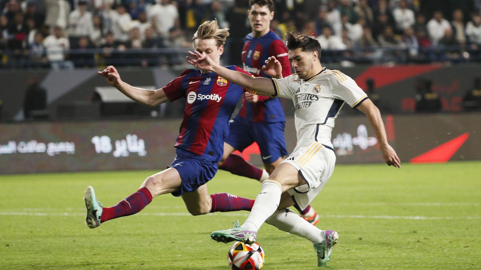 Brahim recorta a De Jong.