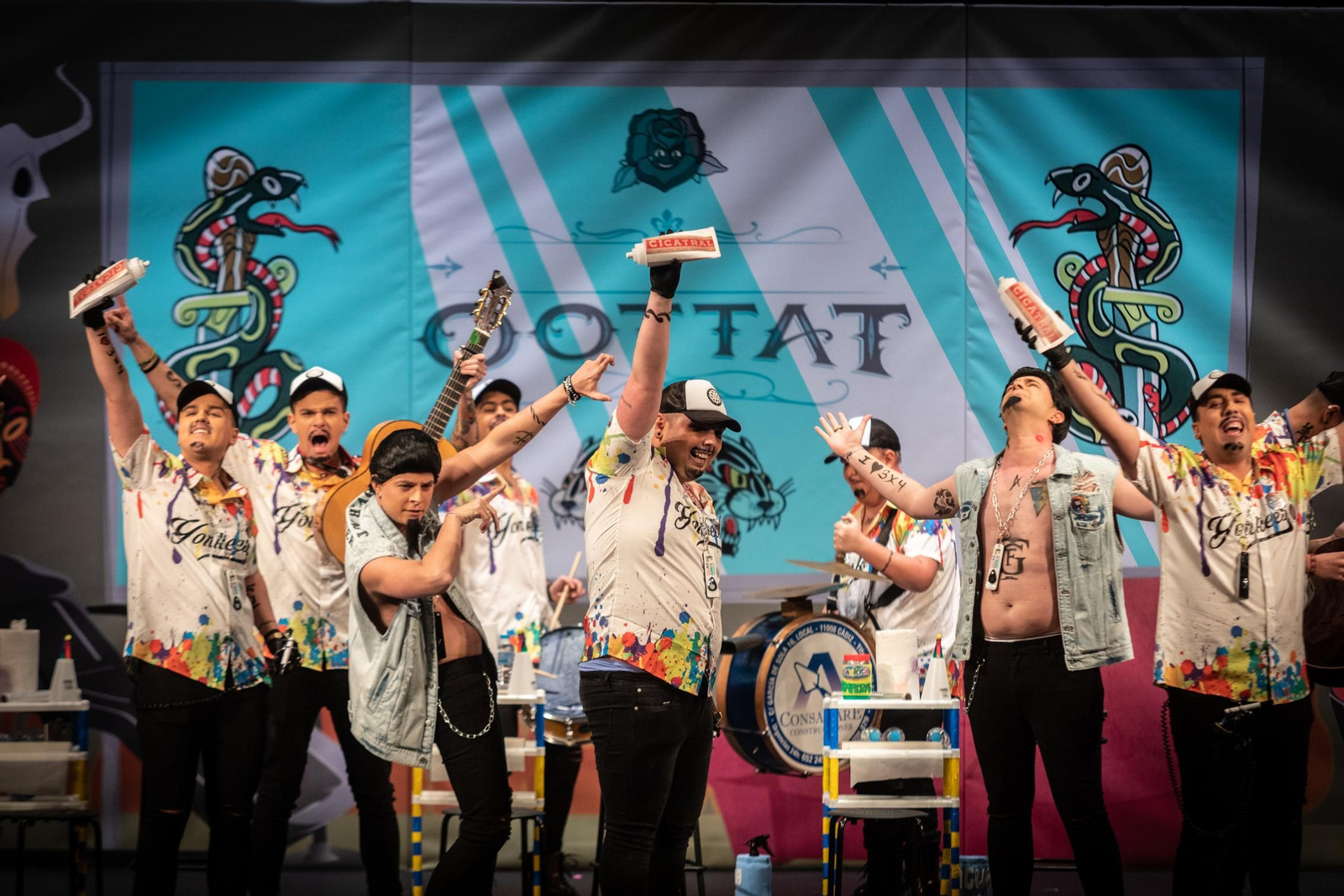 Chirigota 'Tin-ta, tin-ta durante su actuacion