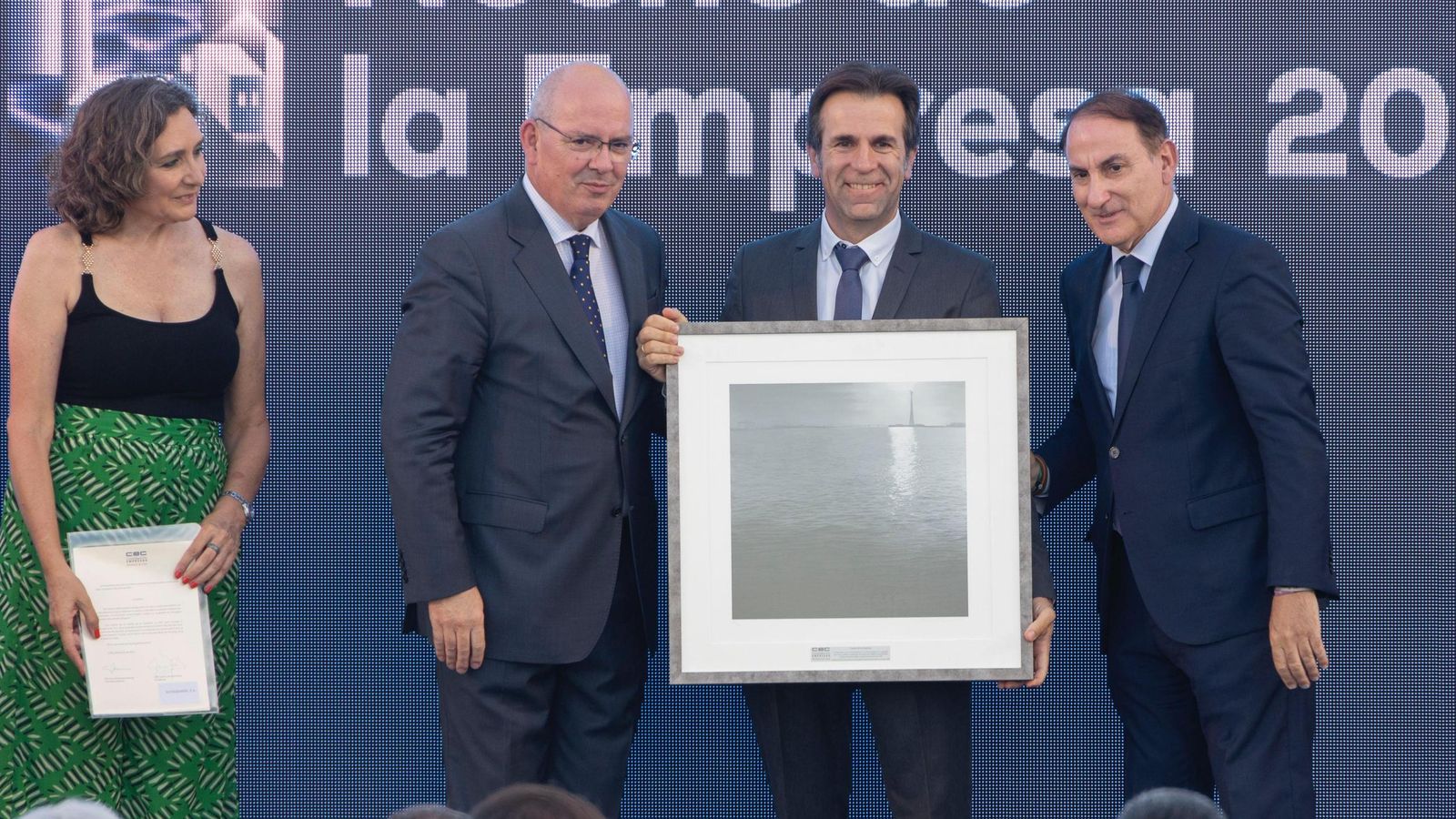 Alejandro Vedia, director técnico de Sotogrande SA, con el premio de la CEC.