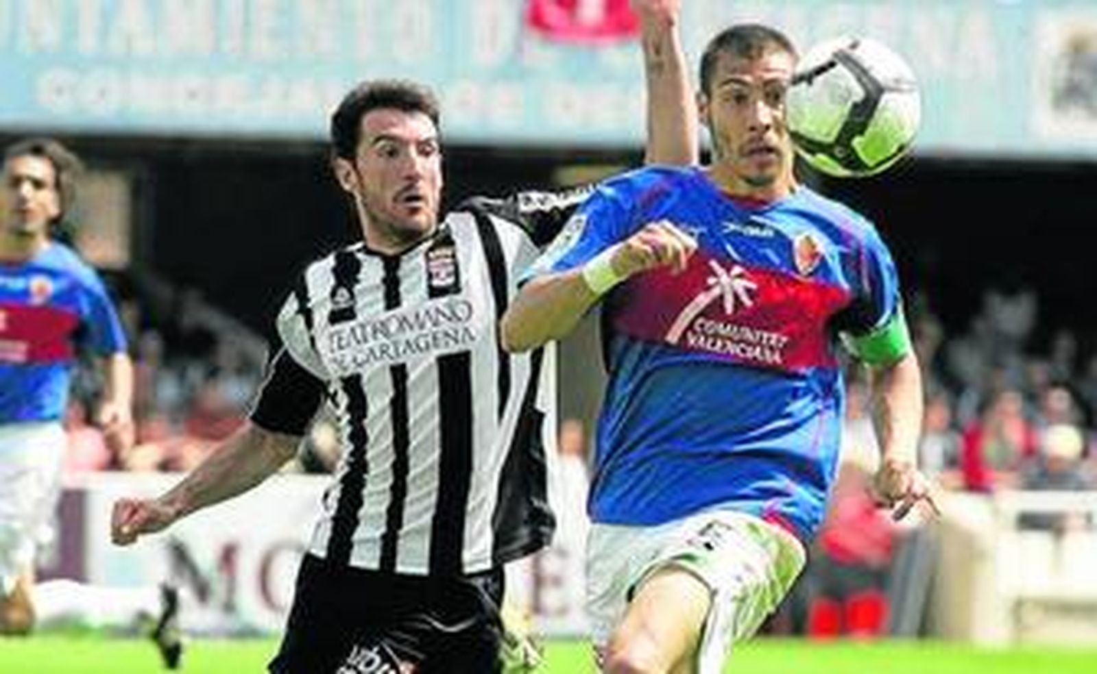 Samuel se lleva el balón ante la presencia de Toché.