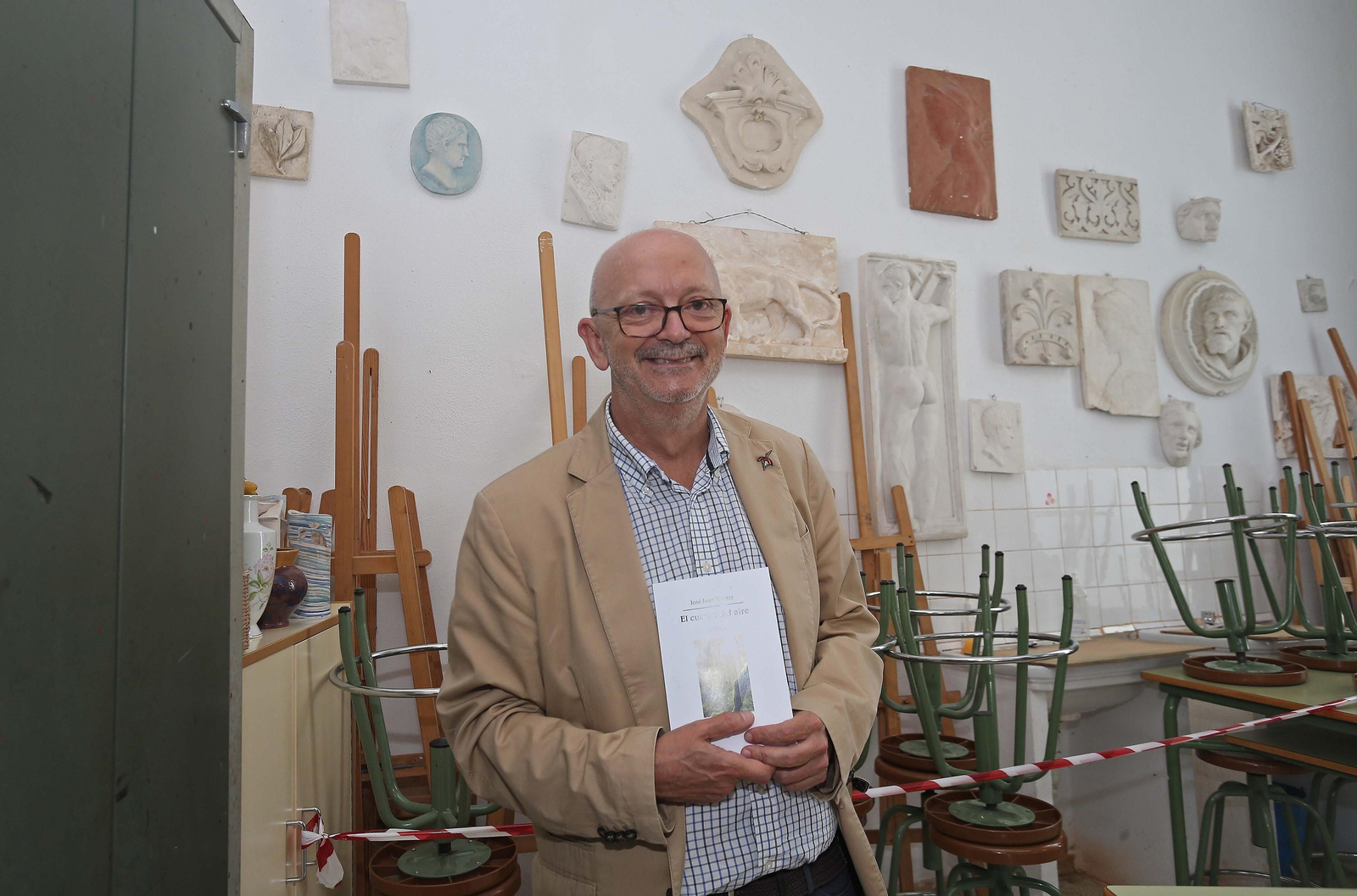 José Juan Yborra posa con su libro en la Escuela de Artes de Algeciras