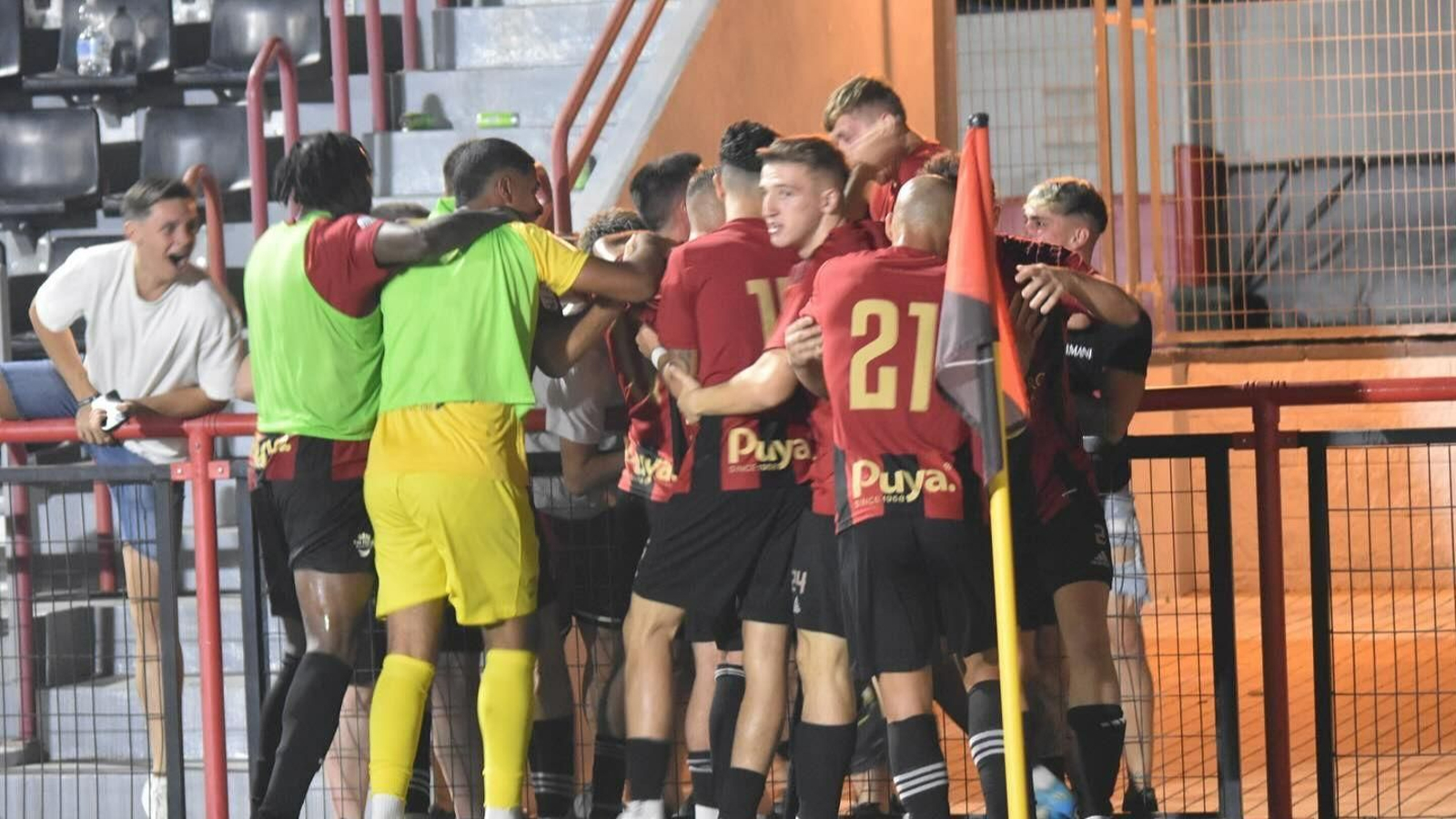 La UD San Pedro celebrando un gol. La UD San Pedro celebrando un gol.