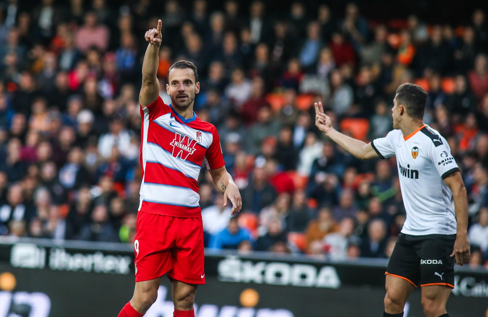 Soldado y Gabriel Paulista gesticulan en el partido del sábado