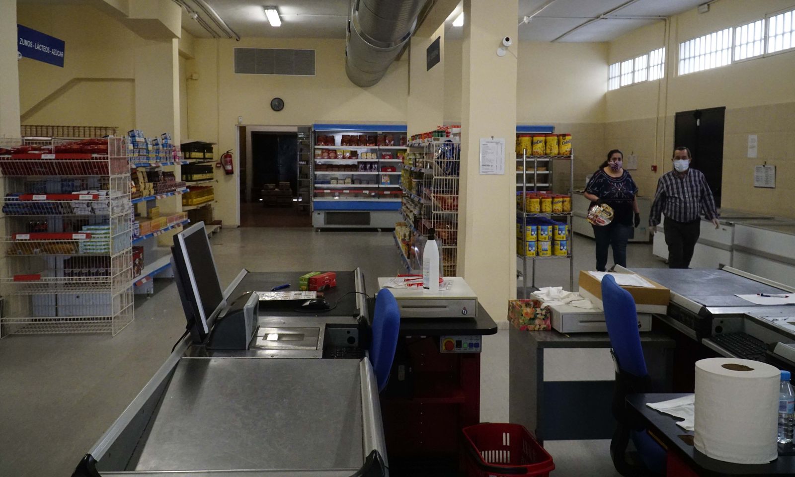 Coronavirus en Sevilla: Visita al economato social de las hermandades en el casco antiguo