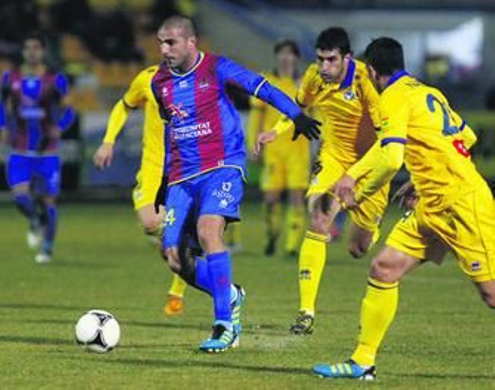 Aranda conduce el balón ante tres jugadores del Alcorcón.