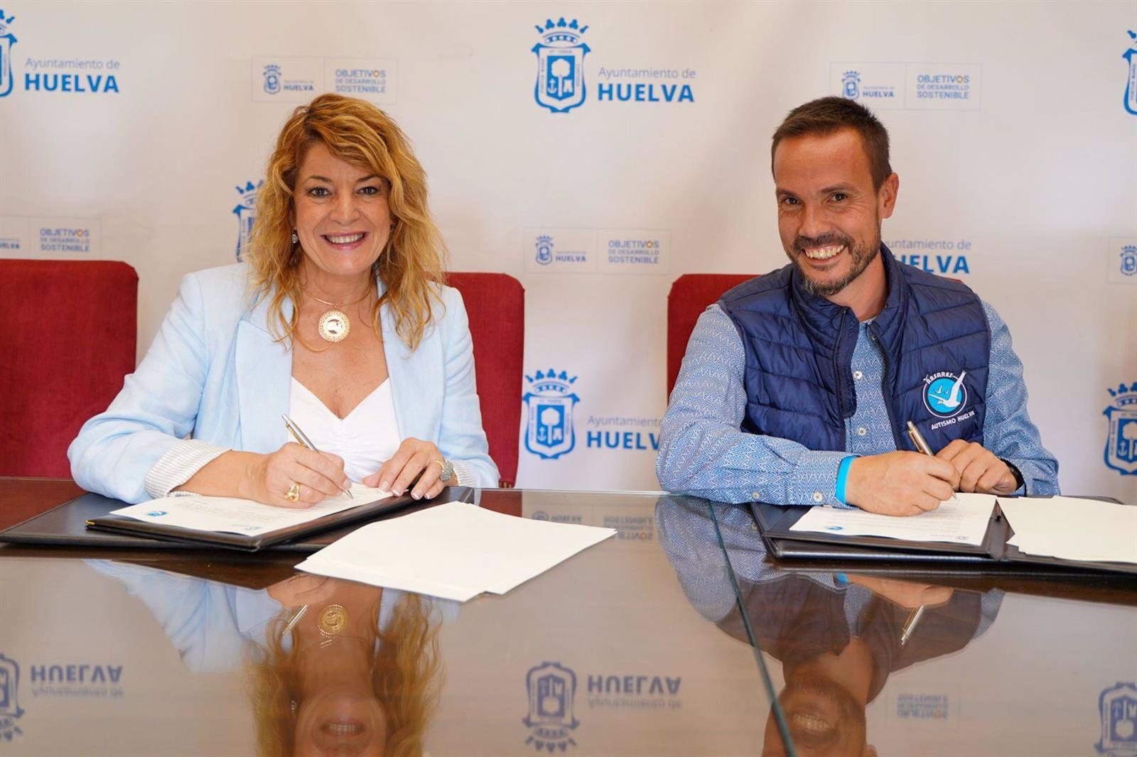 Firma del convenio entre el Ayuntamiento de Huelva y la Asociación Onubense de Padres y Amigos de Personas con Trastornos del Espectro Autista (Ánsares).