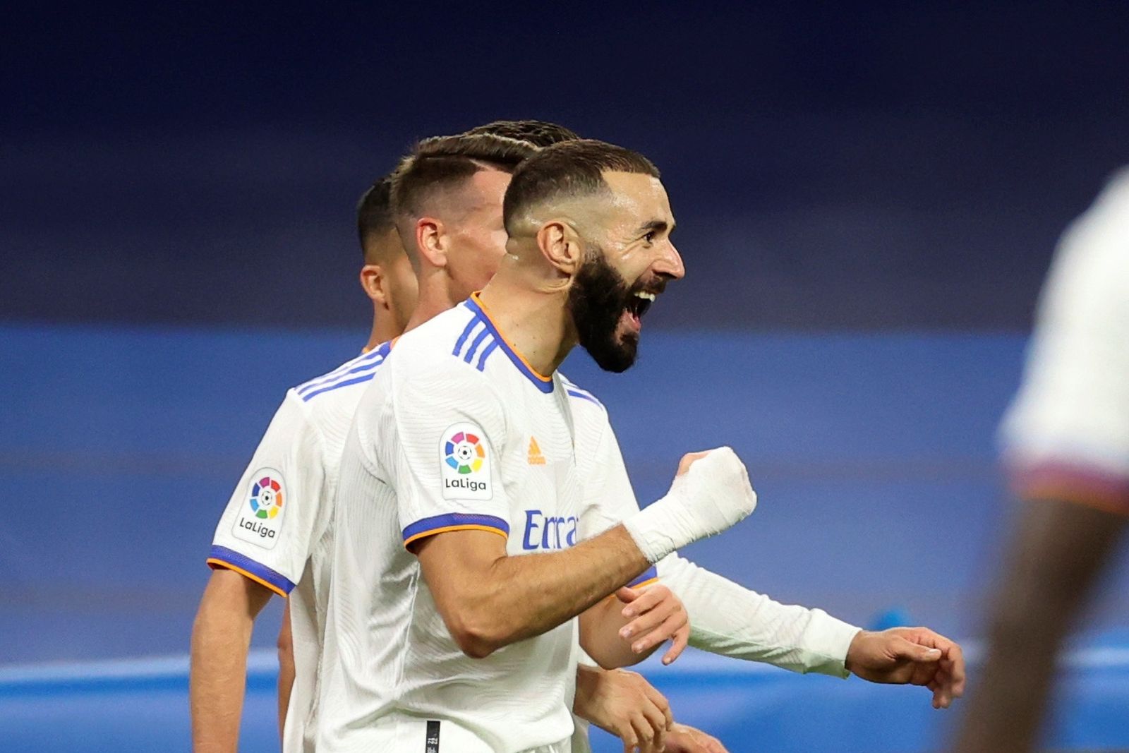 Benzema celebra uno de sus tantos.