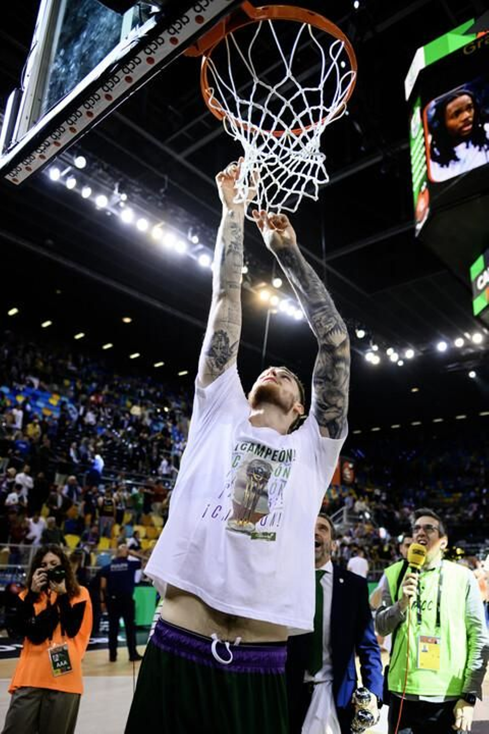 El Unicaja, campeón de Copa: Todas las imágenes del partido, la fiesta y la llegada a Málaga