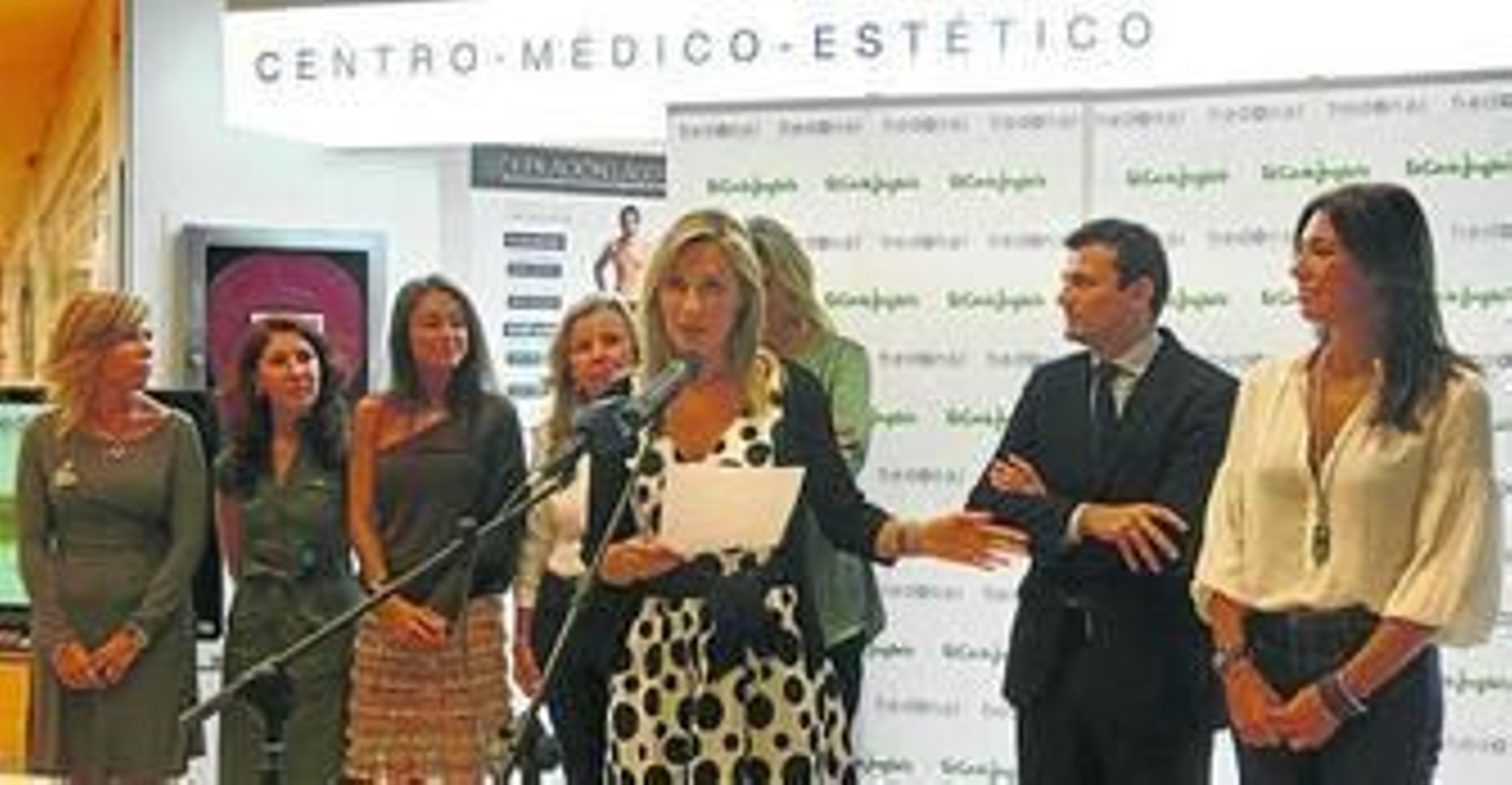 Directivos de Hedonai, junto con Bruno García y Raquel Revuelta, ayer en la presentación.