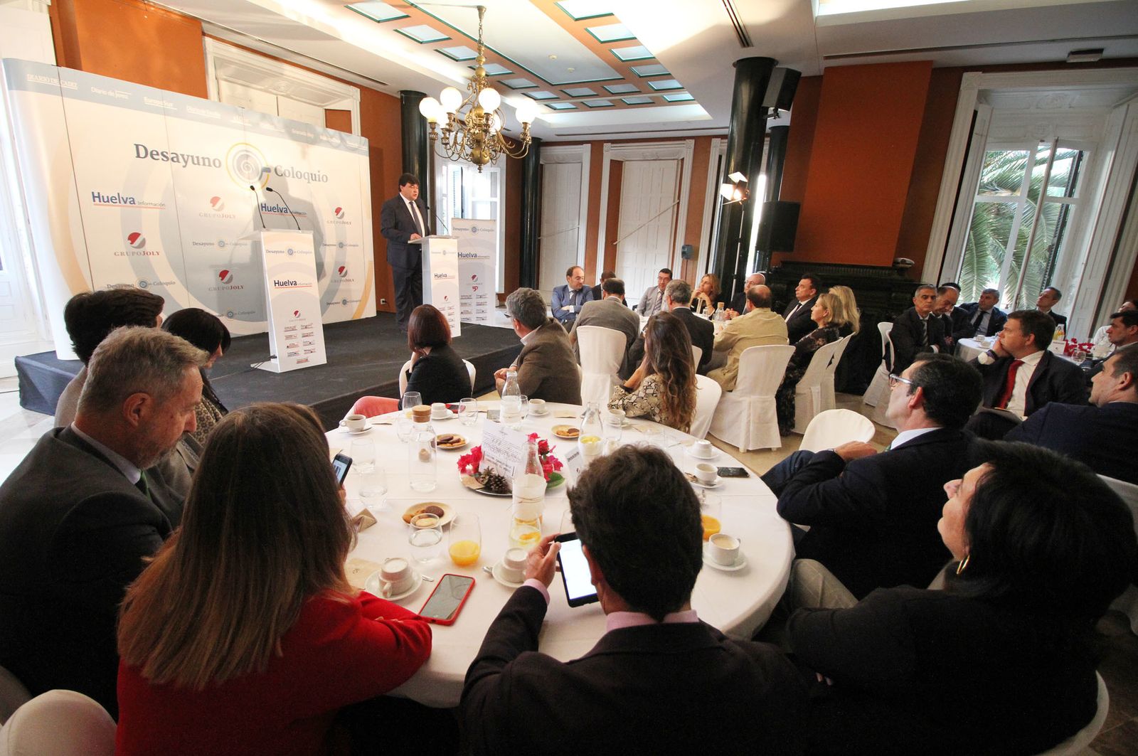 Imágenes de la conferencia y desayuno-coloquio de Gabriel Cruz, alcalde de Huelva