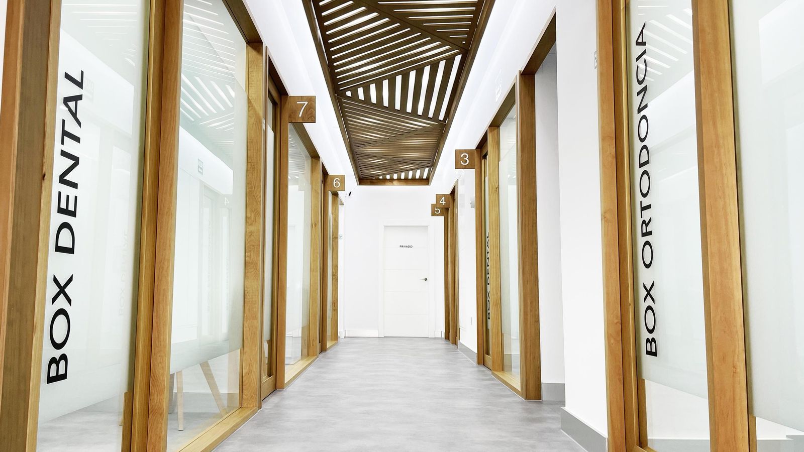 Pasillo con los diferentes boxes de la clínica.