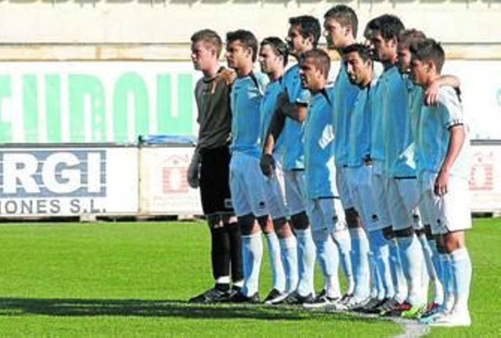 Jugadores del Poli Ejido, antes de comenzar su partido con el Real Murcia.