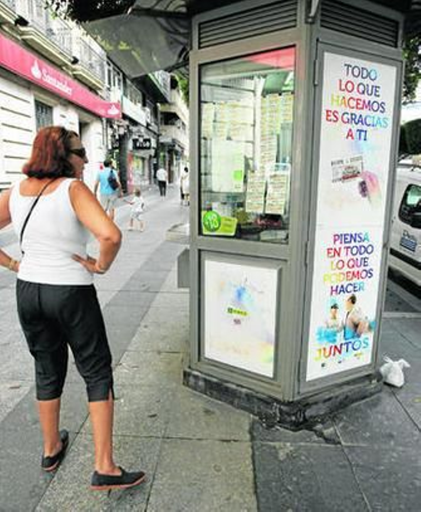 Una mujer comprueba la lista de premios expuesta en un quiosco de la ONCE en el Paseo.