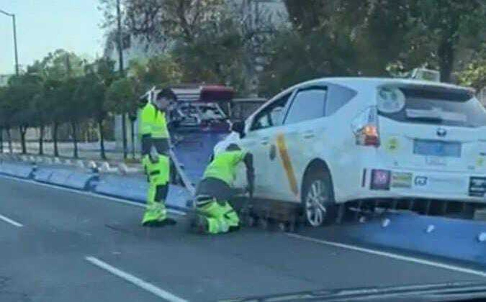 El taxi accidentado este lunes en el Paseo de las Delicias.