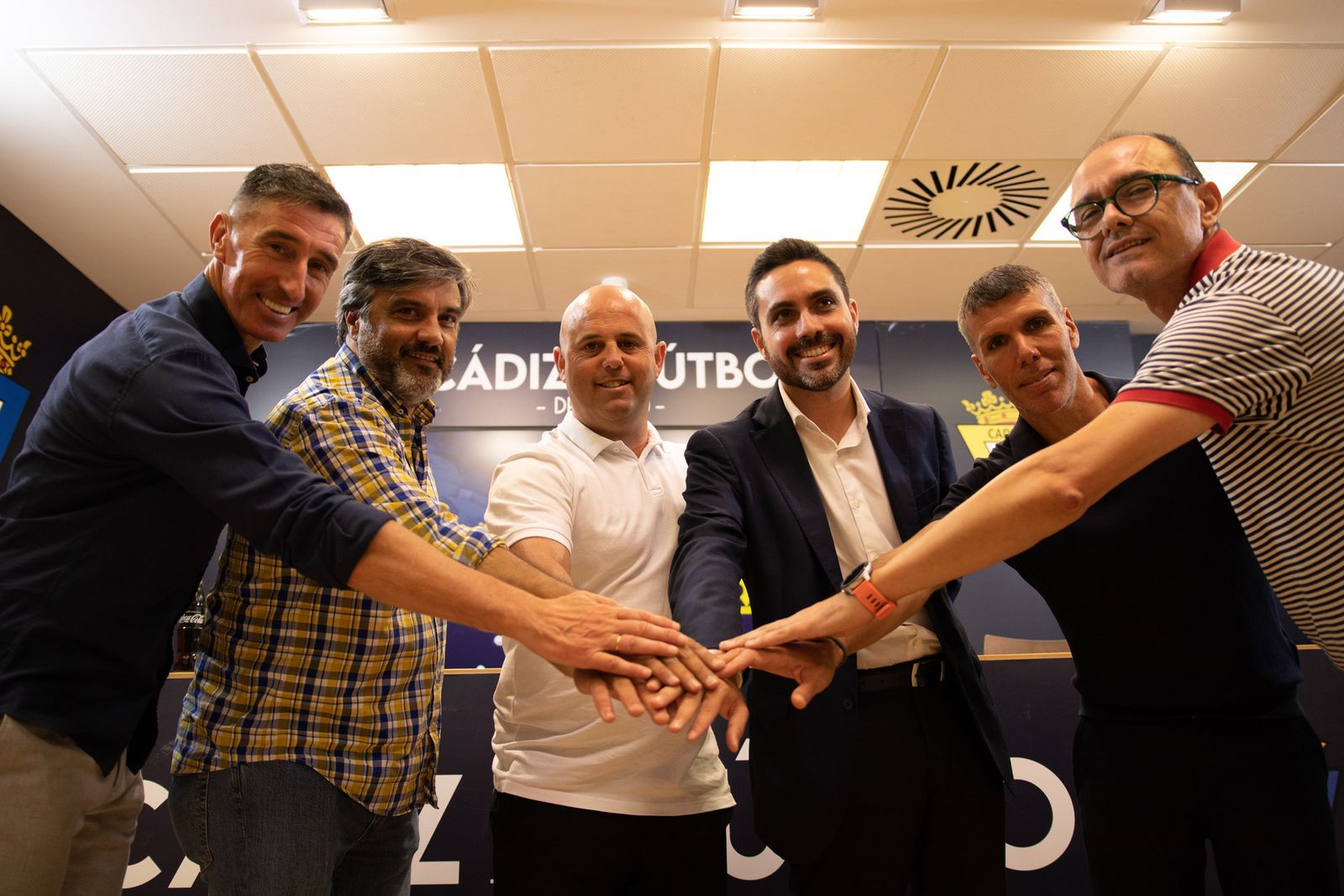 Acto de firma del convenio con la Escuela Municipal de Fútbol de Vejer.