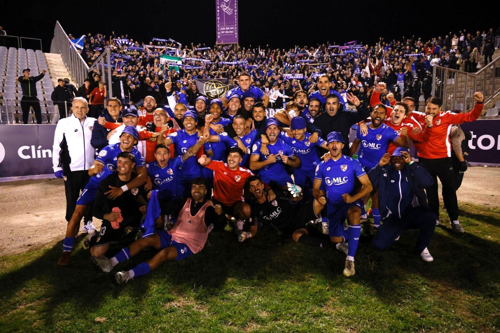 La plantilla azulilla celebra con su afición el triunfo en La Victoriaa.