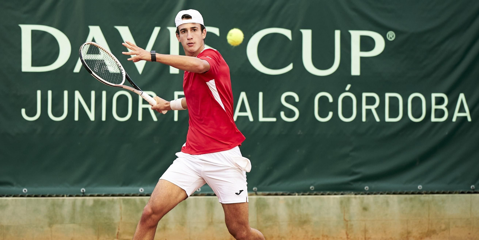 Sergio Planella golpea la bola en uno de los partidos de España ante Canadá en la Copa Davis Junior de Córdoba.