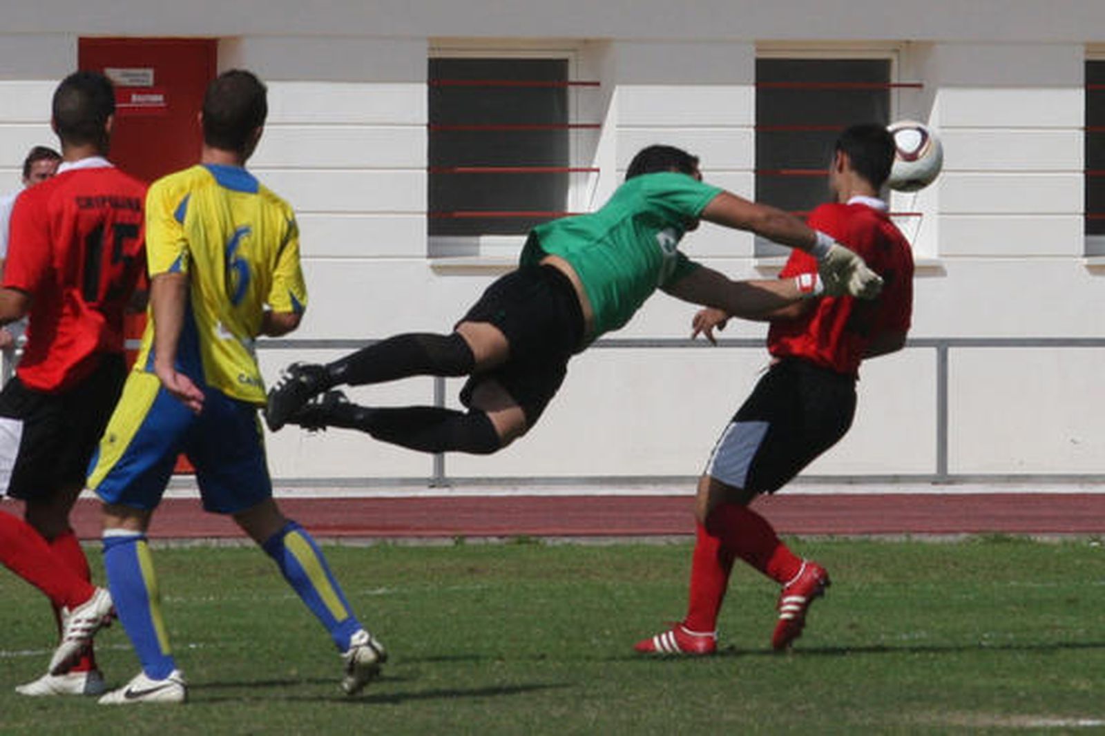 Tras la victoria en el partido 2-0, el San Roque consigue situarse en la zona cálida de la clasificación  

Foto: Paco Guerrero