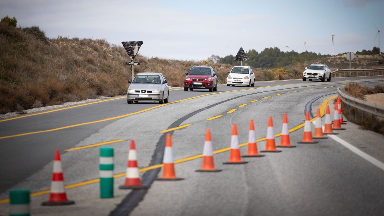 Desvío señalizado con conos en la autovia de la Costa  de Granada | Imagen de archivo