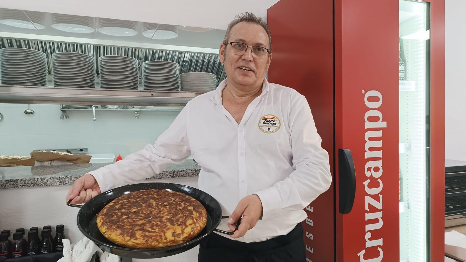 Jesús muestra la primera tortilla de patatas elaborada tras la reapertura Jesús muestra la primera tortilla de patatas elaborada tras la reapertura