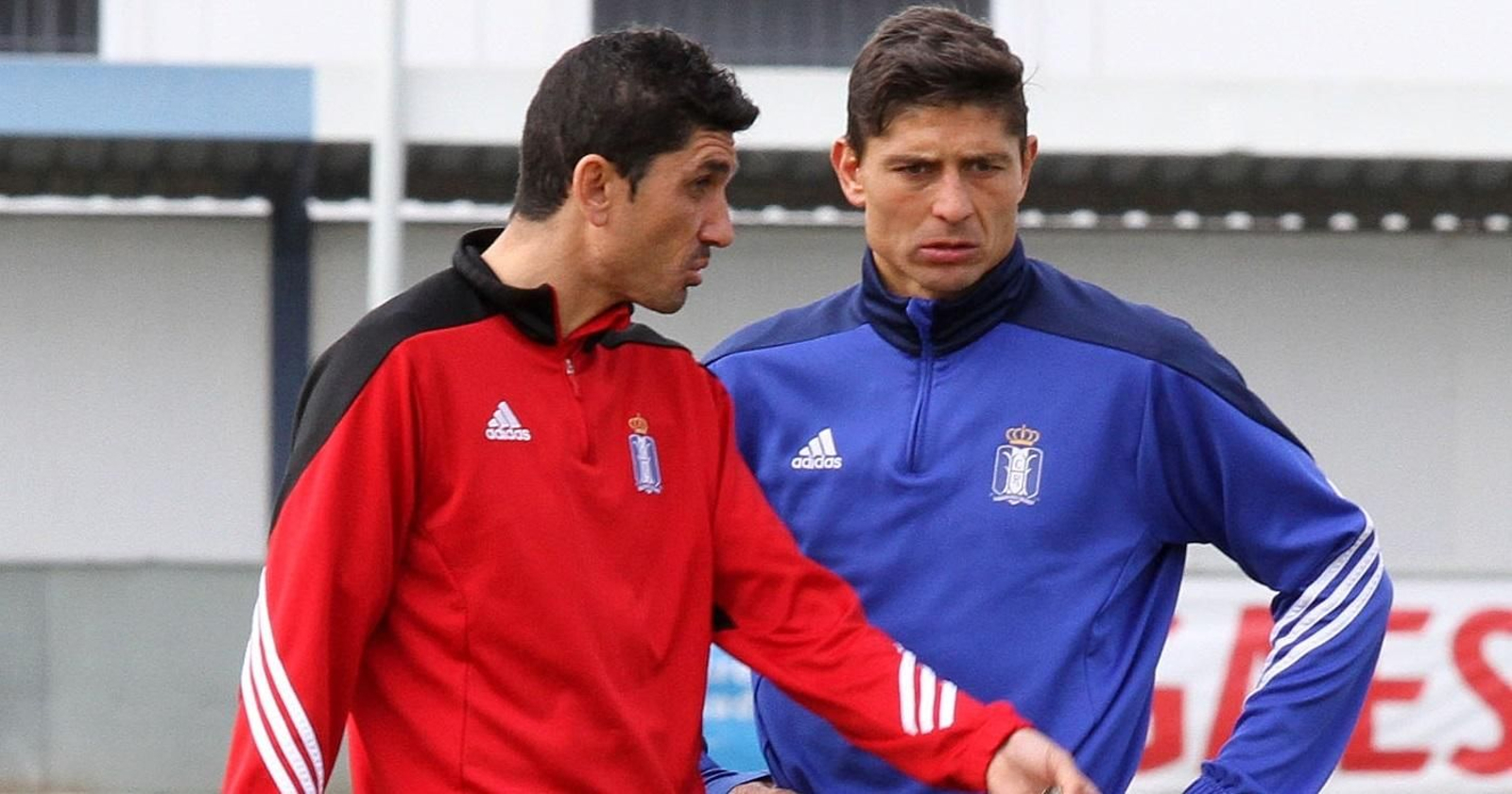Pavón da instrucciones a Jesús Vázquez en el Recreativo de Huelva.