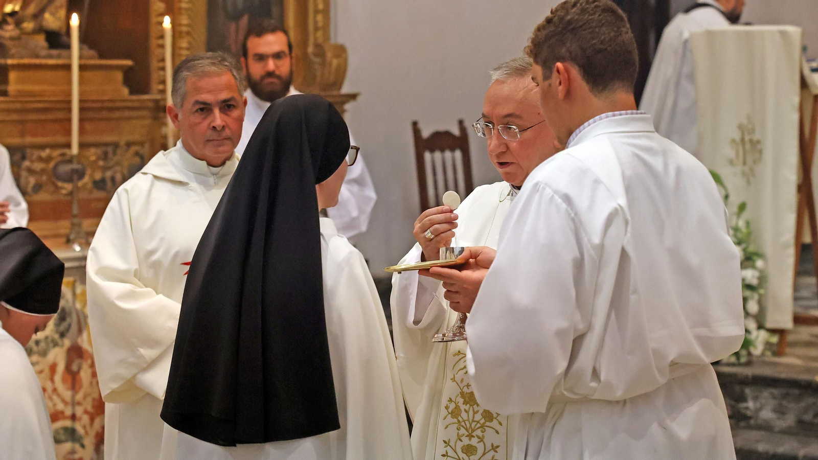 Imágenes de la misa de bienvenida a las hermanas Carmelitas en La Cartuja de Jerez