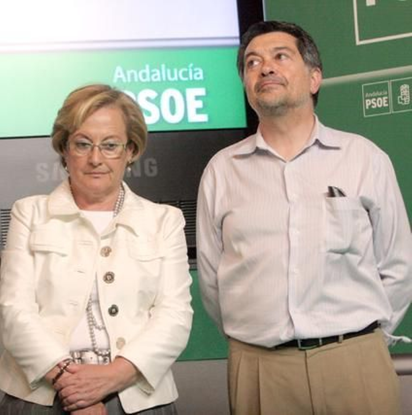 Petronila Guerrero y Javier Berrero, tras conocer los resultados.  /Josué Correa