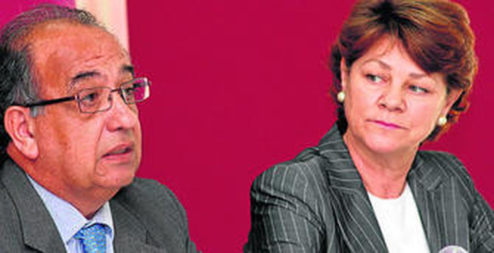 El rector Juan Manuel Suárez Japón y la vicerrectora de Extensión Universitaria y Participación Rosarío García-Doncel.