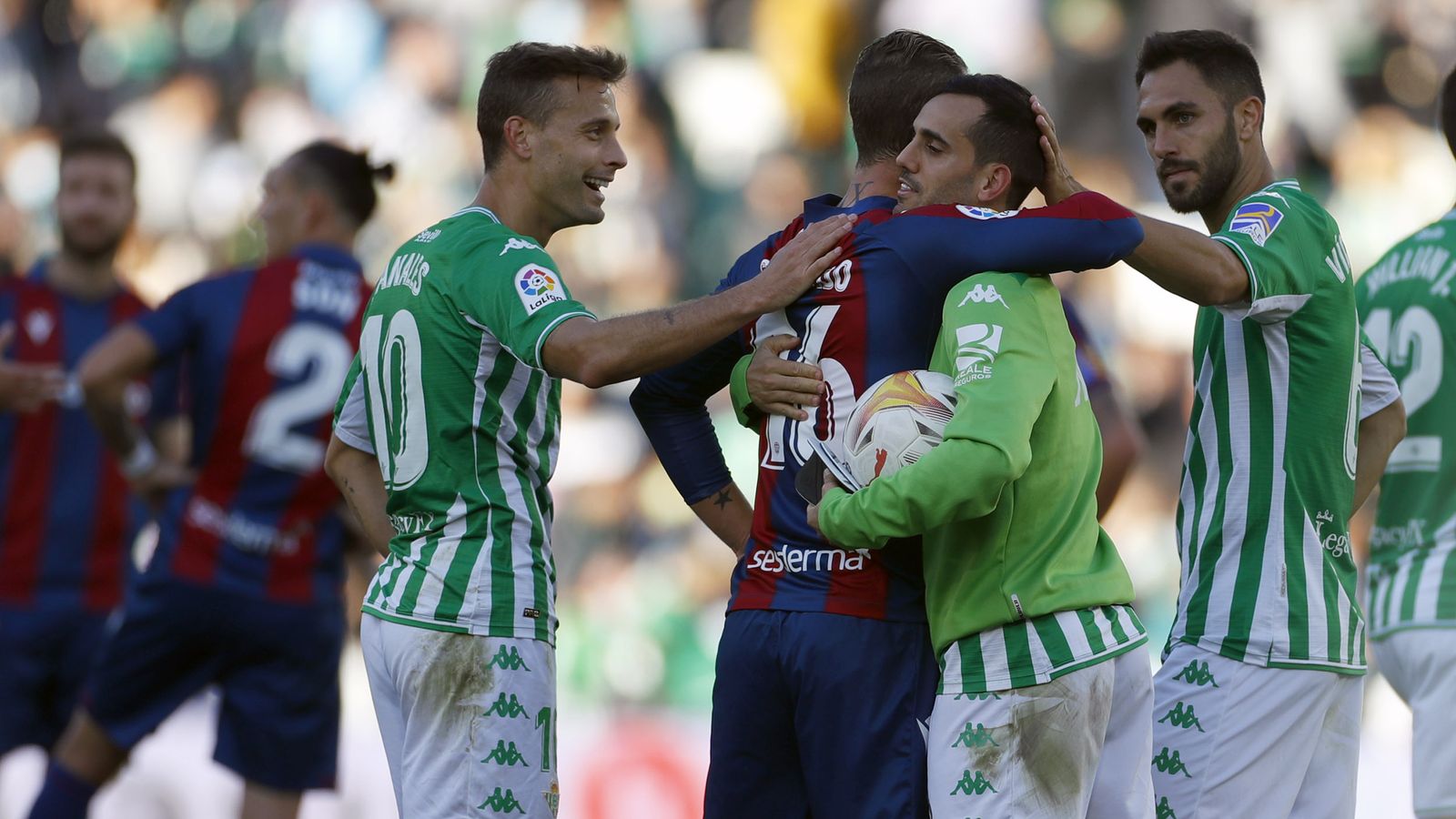 El levantinista Soldado felicita a Juanmi por sus tres goles, en presencia de Canales y Víctor Ruiz.