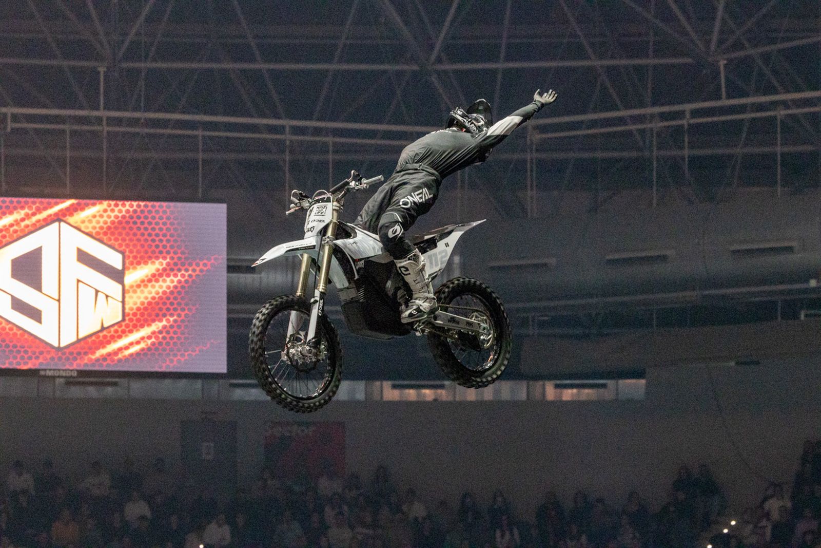 En imágenes: el Olivo Arena vibra con piruetas y motor en estado puro en el Soloflow Freestyle (2)