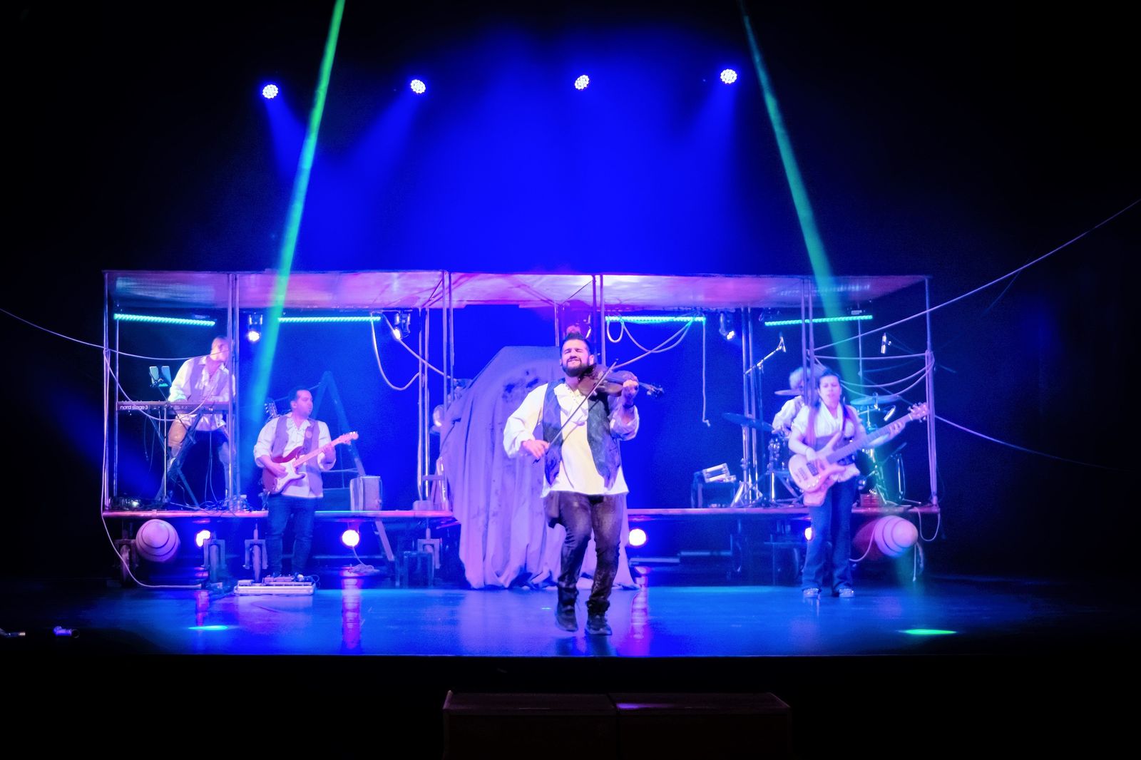 Gran espectáculo de Strad en el escenario del Teatro Auditorio de Roquetas de Mar.