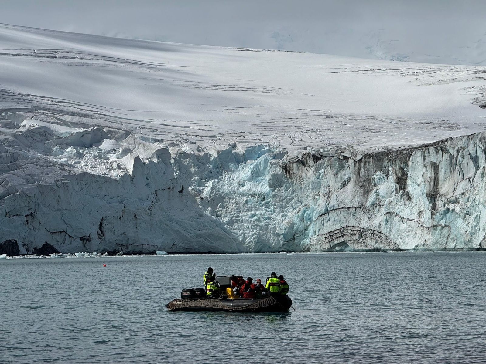 Investigadores junto a un glaciar en las Shetland del Sur.