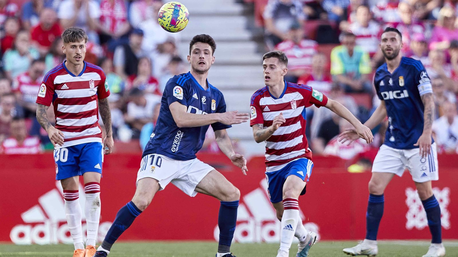 Pol Lozano presiona a Borja Sánchez.
