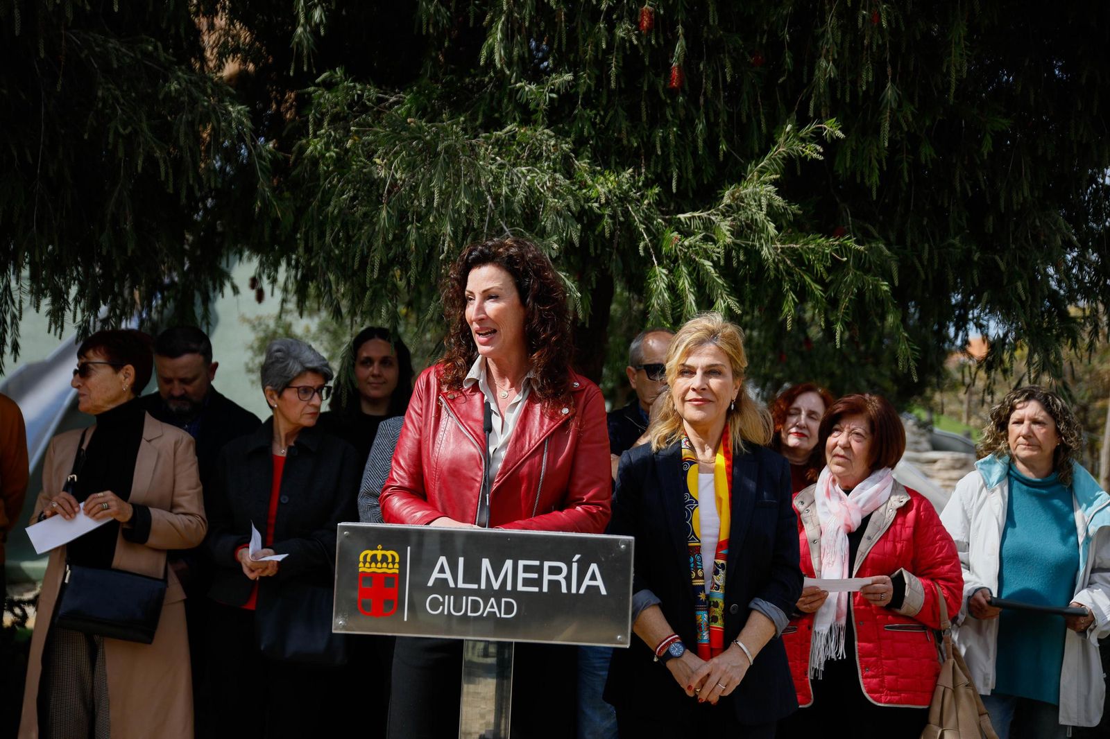 Las imágenes de la plantación de un olivo y el entierro de una cápsula del tiempo