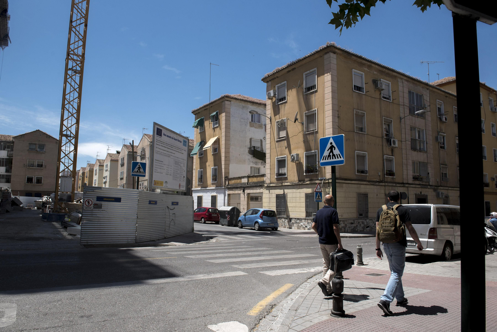 Bloques de Santa Adela frente al nuevo edificio del barrio