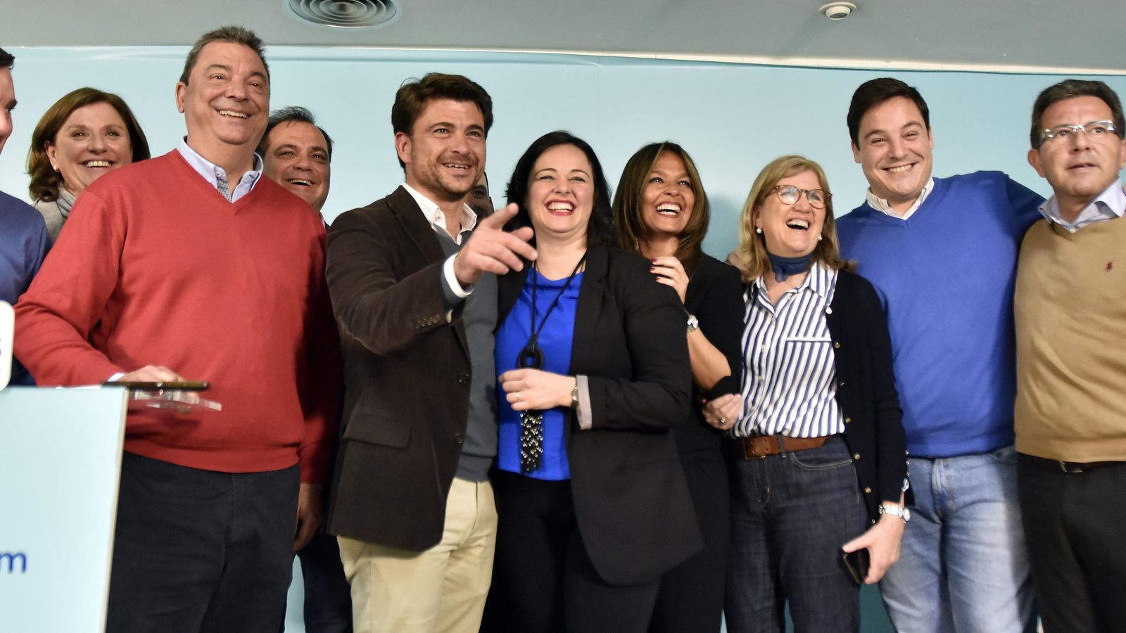 Beltrán Pérez, con Virginia Pérez y los concejales del PP.