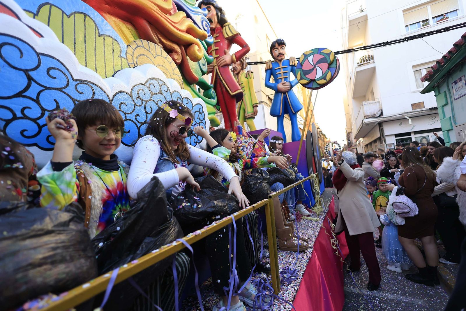 Búscate en las fotos de la cabalgata del Carnaval de La Línea 2026