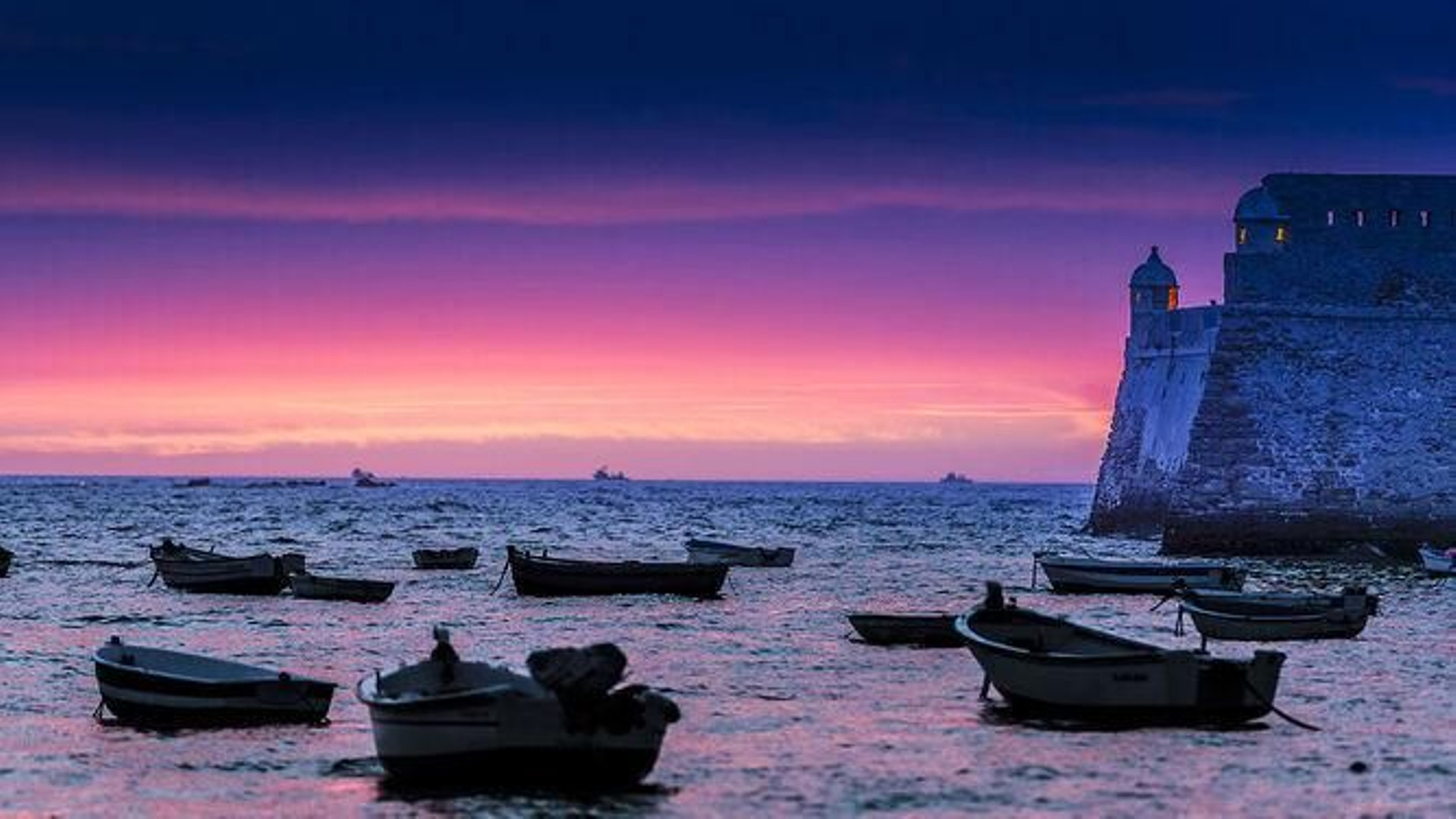 Disfrutar de un atardecer mágico en La Caleta